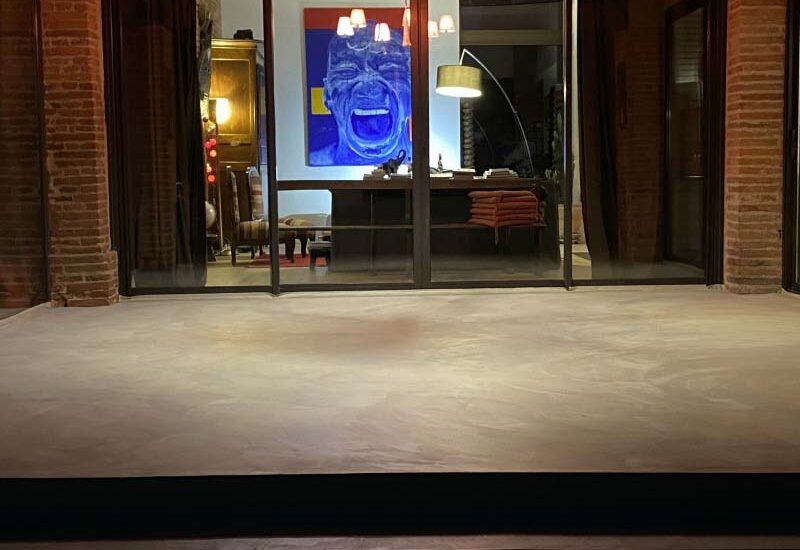 Terrasse extérieure en béton ciré à Toulouse